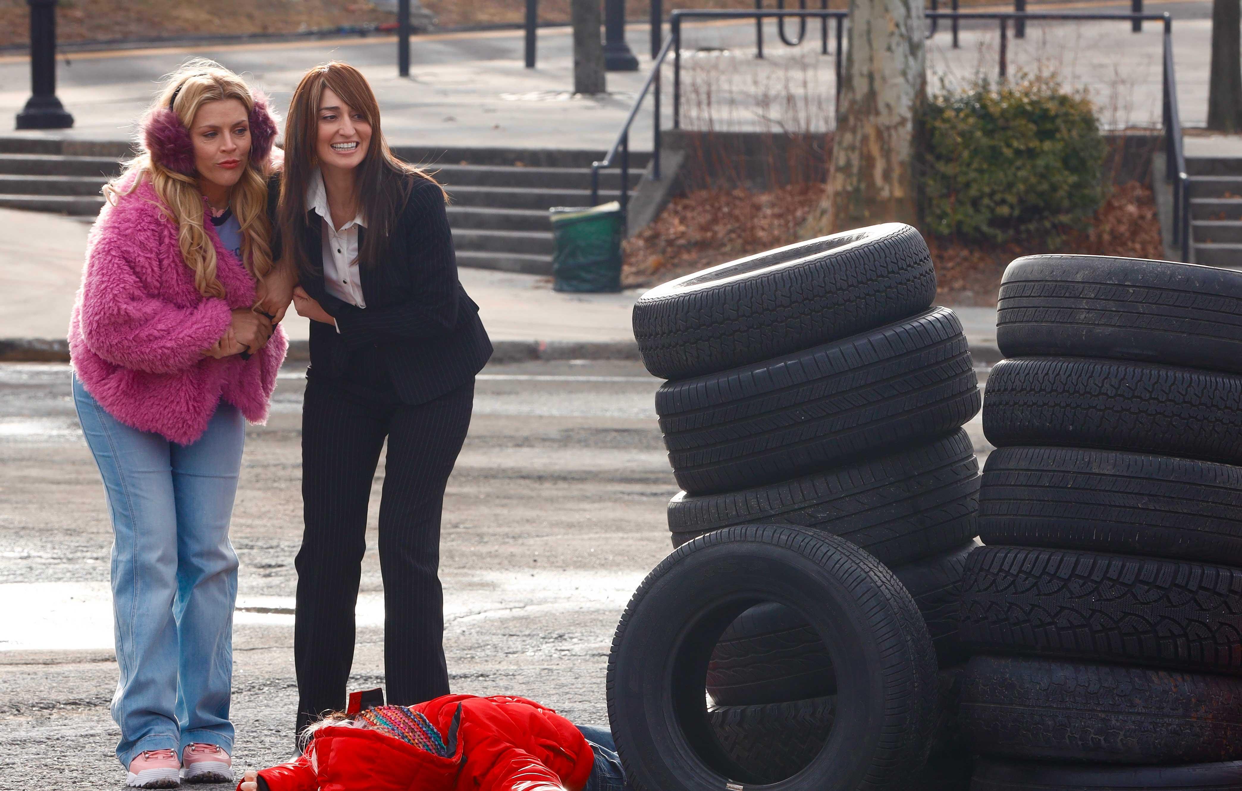 sara bareilles and busy philipps film girls five eva in queens