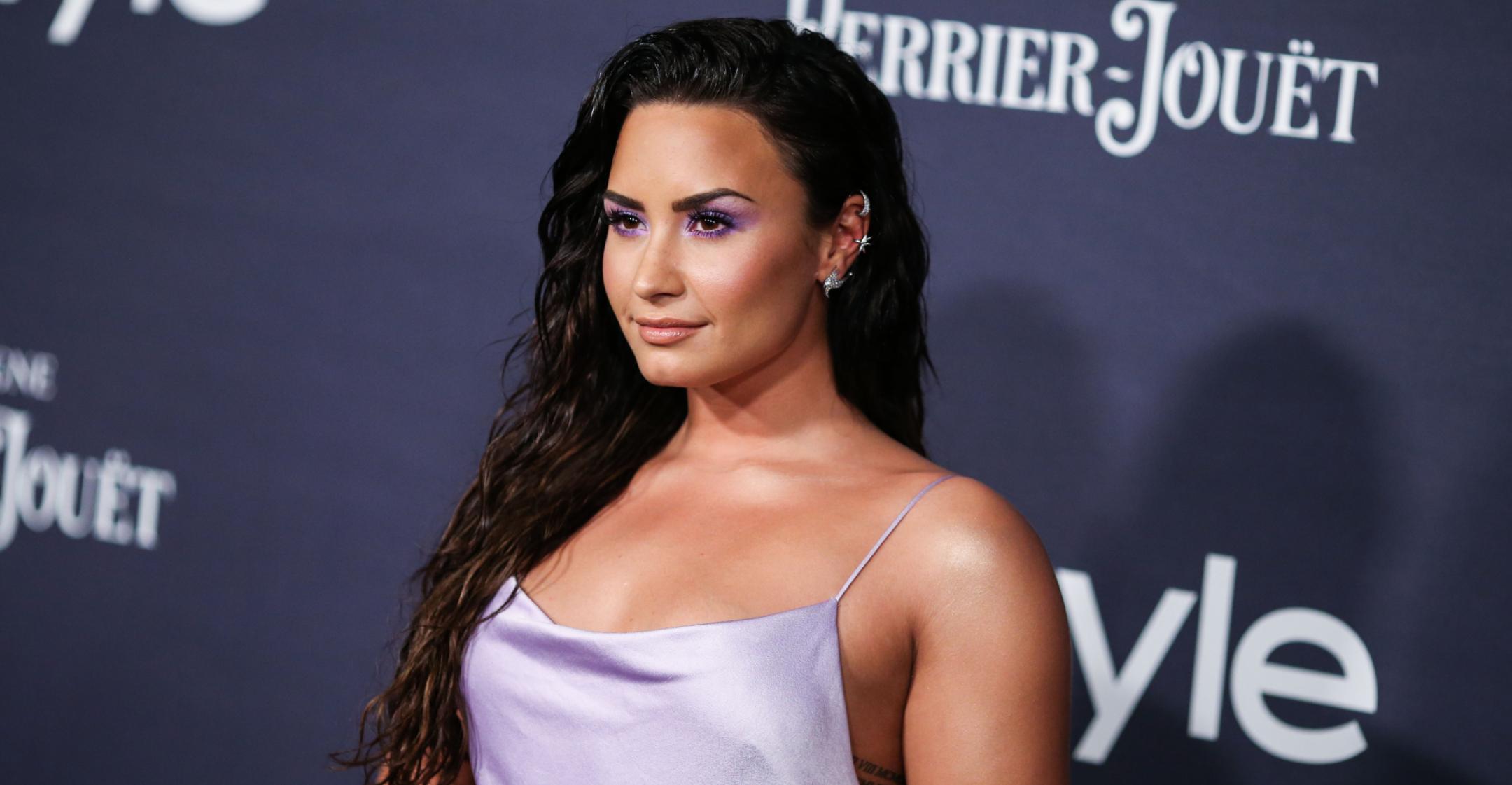 demi lovato struggling with eating disorder she reminds herself i am worth it