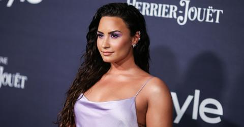 demi lovato struggling with eating disorder she reminds herself i am worth it