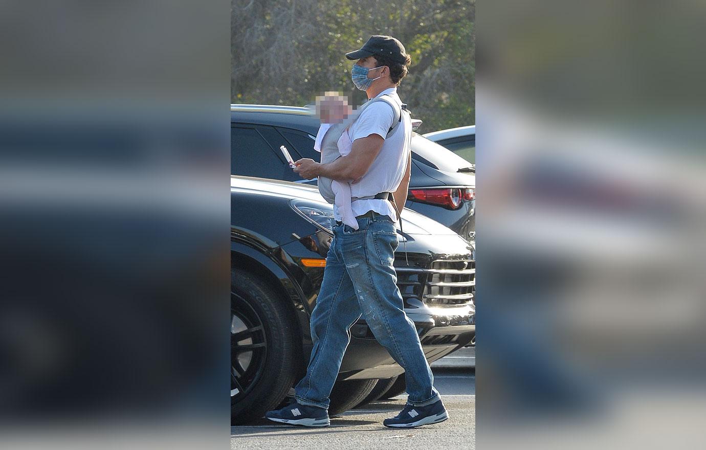 katy perry and orlando bloom stop at health food store with baby daisy