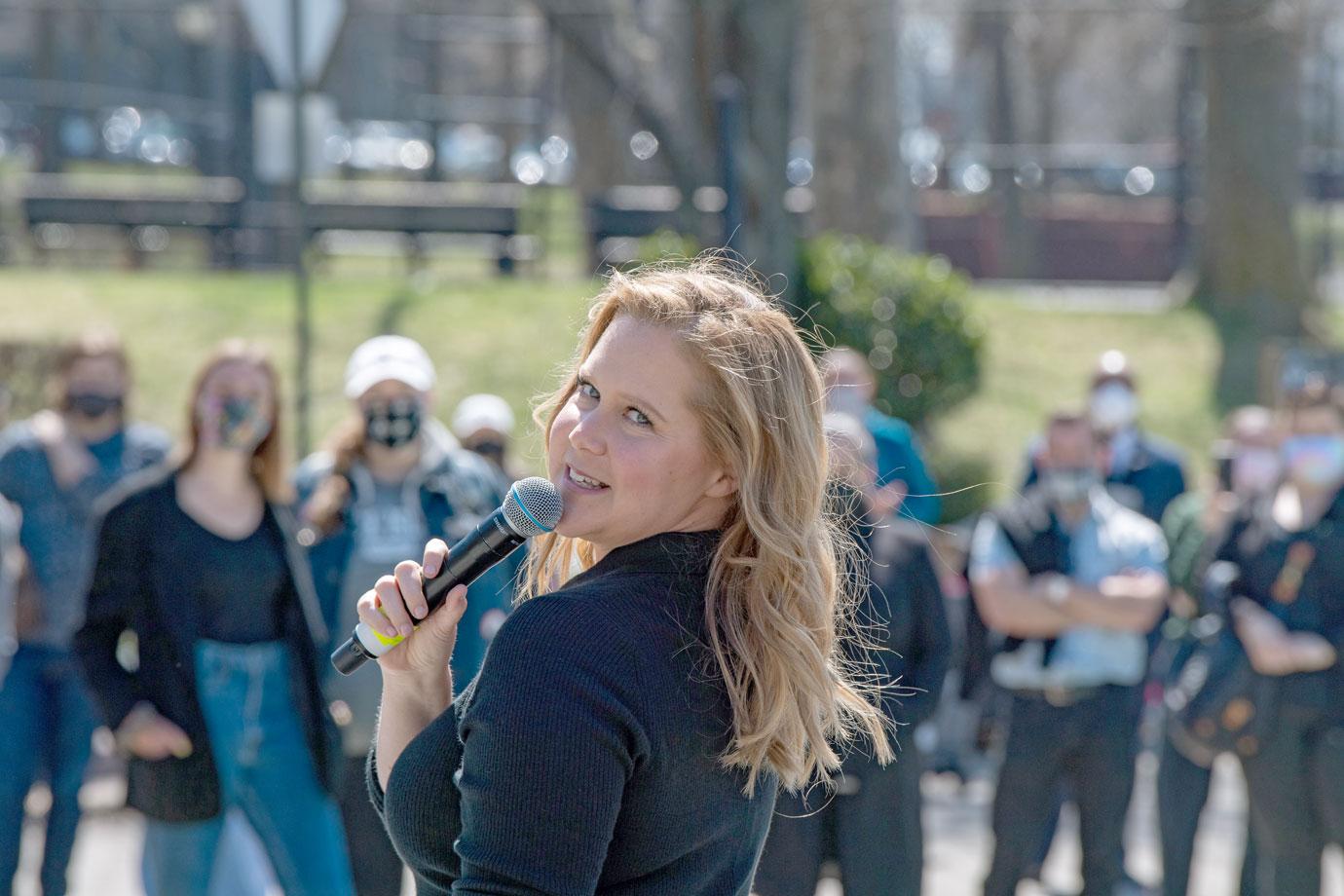 amy schumer and son gene at performance in astoria park