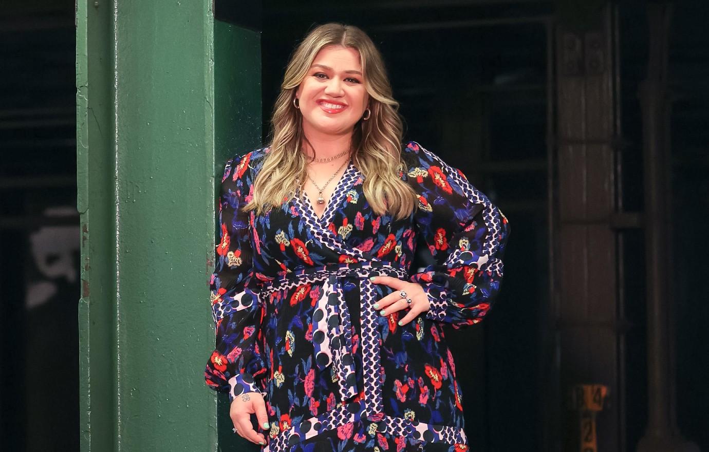 recording new music kelly clarkson heal divorce