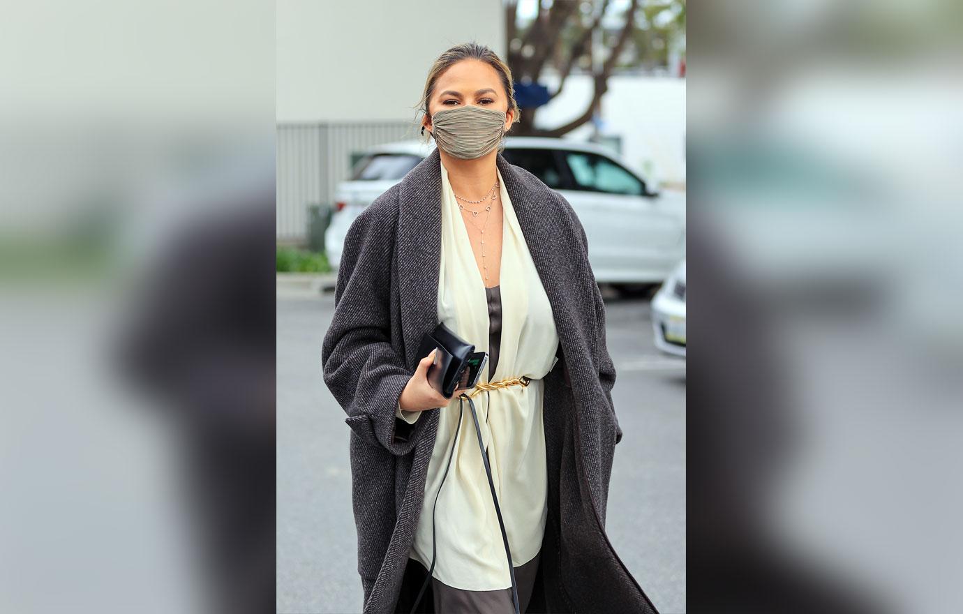 chrissy teigen stylish grocery run