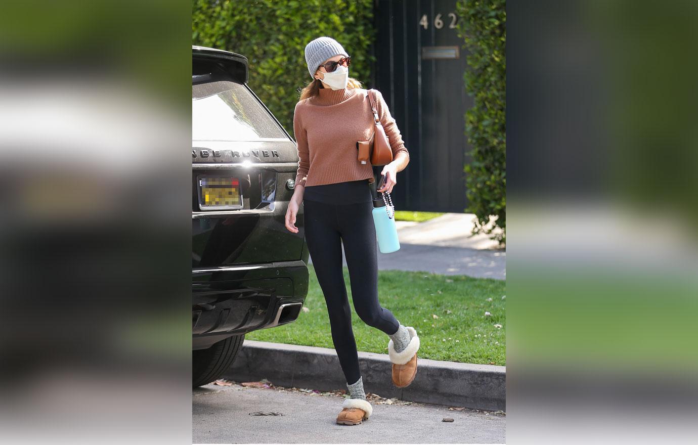 kaia gerber hits the gym in workout gear