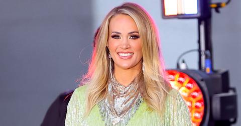 carrie underwood smiling