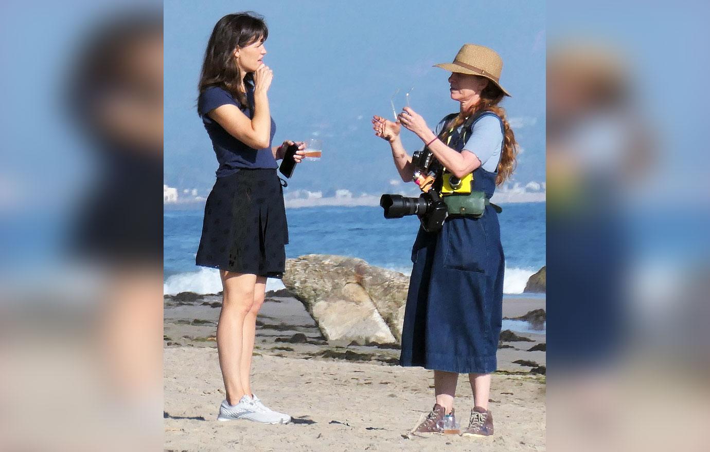 jennifer garner masters multitasking during photoshoot on the beach in santa barbara