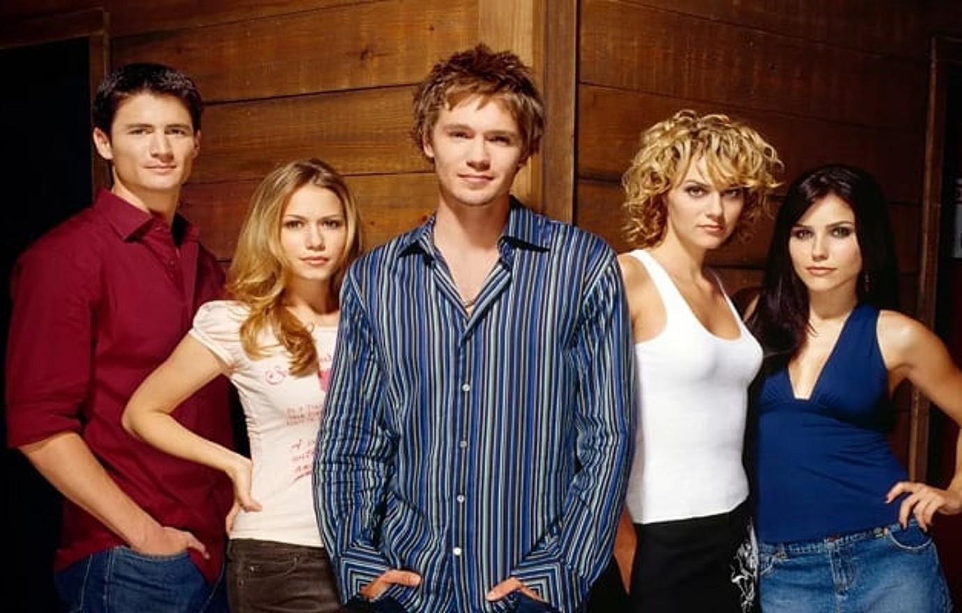 one tree hill reboot development netflix sophia bush hilarie burton