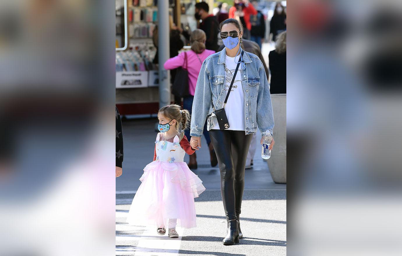 gal gadot shopping with daughters may and alma