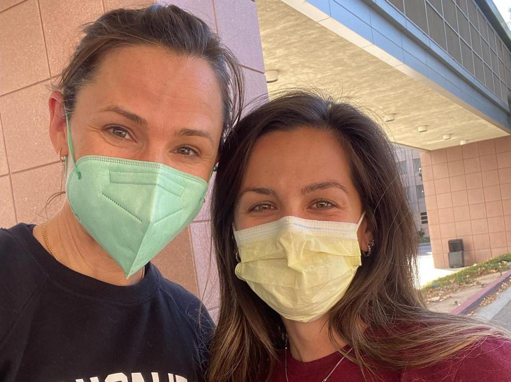 Jennifer Garner Bakes & Delivers Cookies To Healthcare Workers Photos