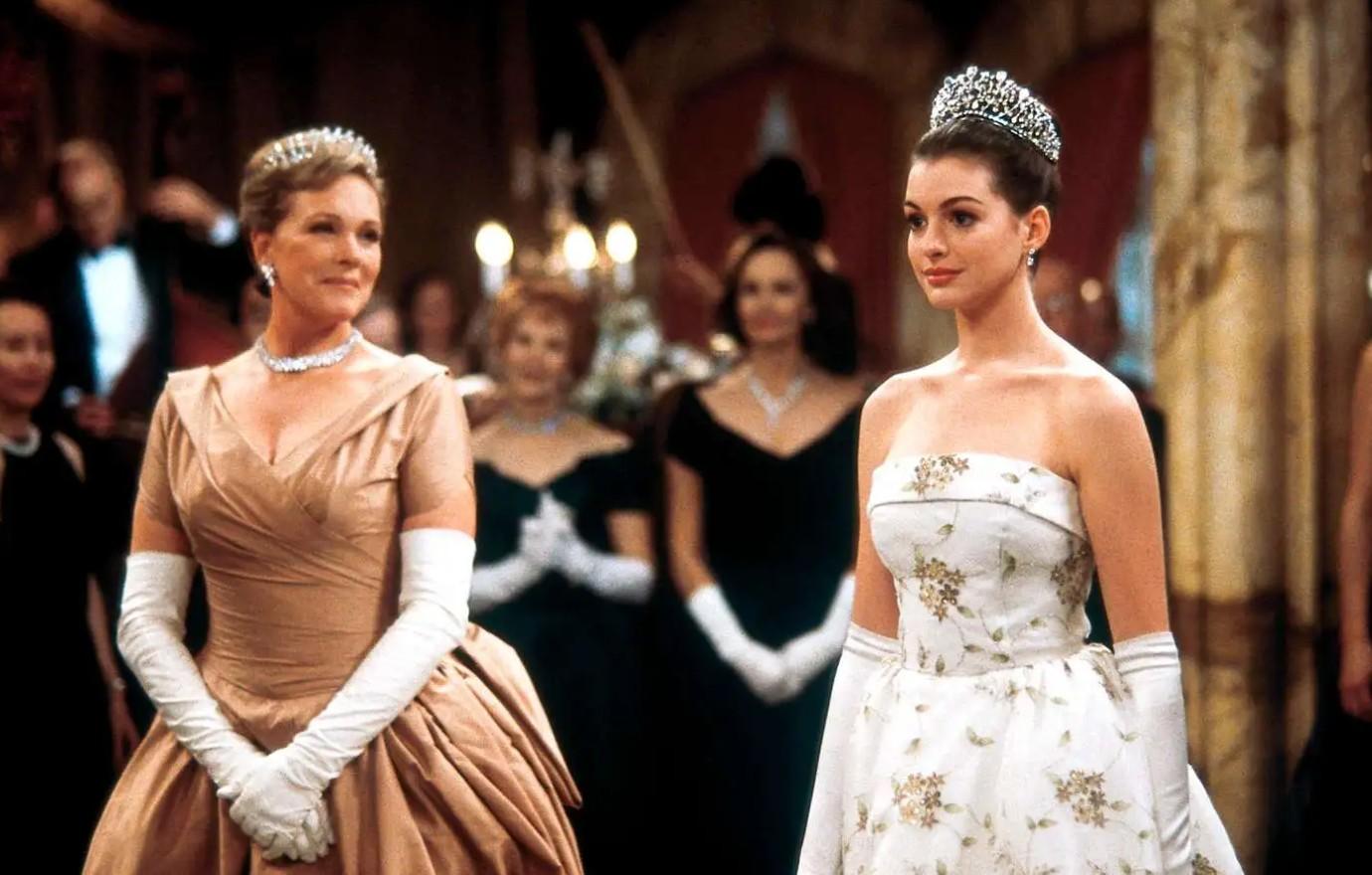 anne hathaway announces princess diaries  in works disney