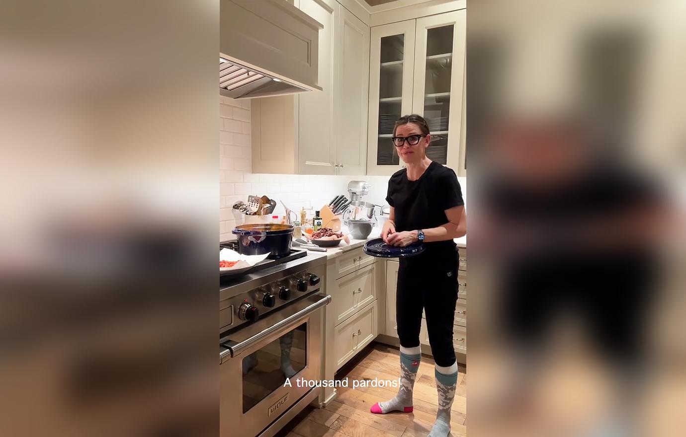 jennifer garner attempts to make ina garten beef bourguignon hilarious cooking fail mh