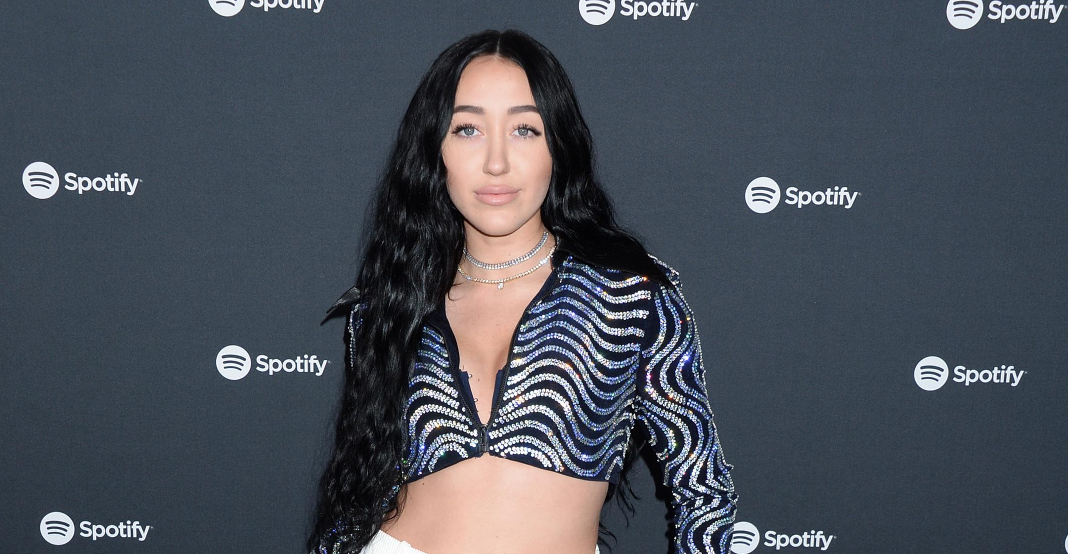 noah cyrus watching american horror story helped her cope with body dysmorphia depression