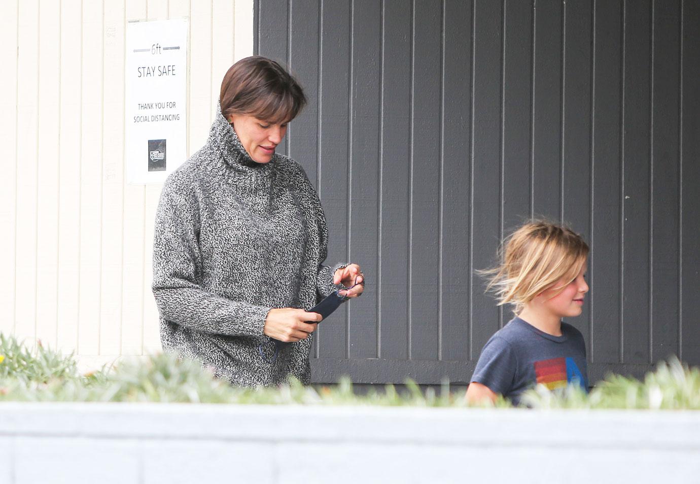 jennifer garner youngest son sam ice skate