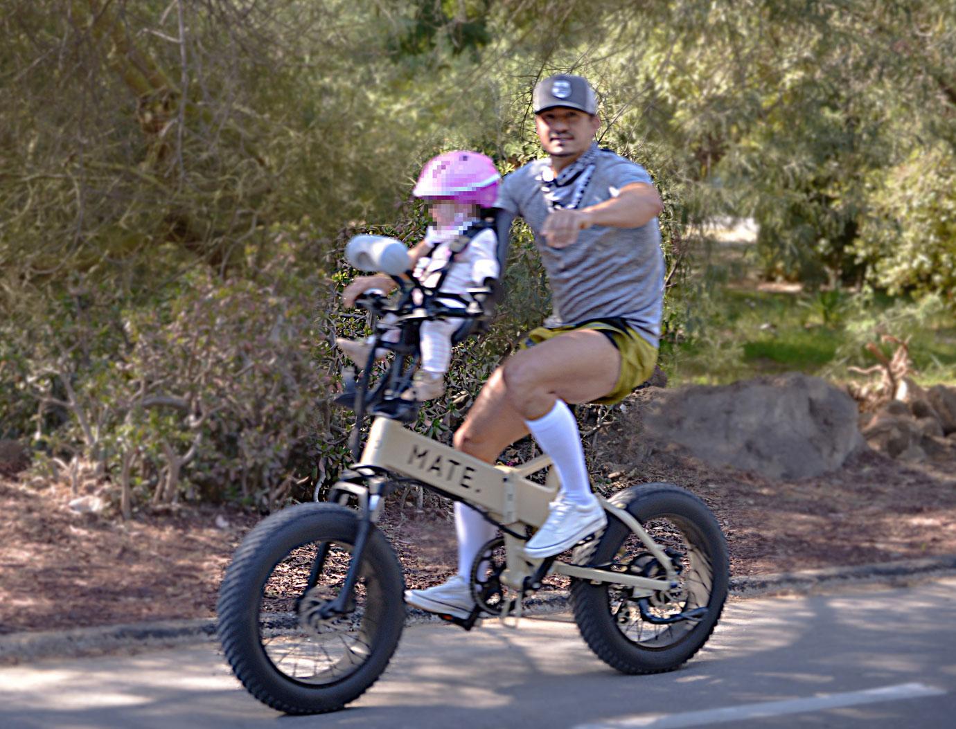 katy perry and orlando bloom go for bike ride wth baby daisy