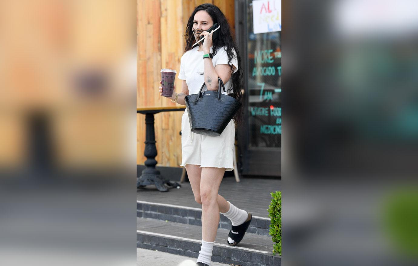 rumer willis picks up a juice at kreation