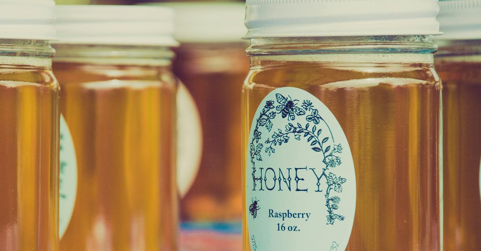 Photo of a jar of honey. 