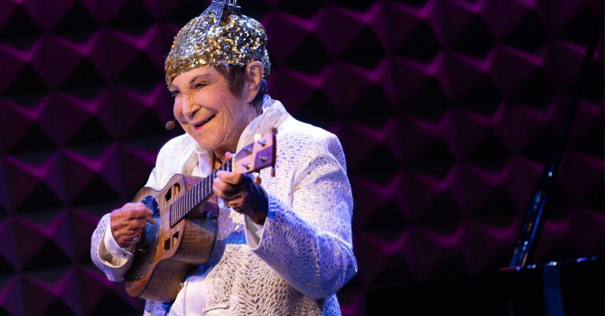 at dyan forest is still standing and still slaying the stage