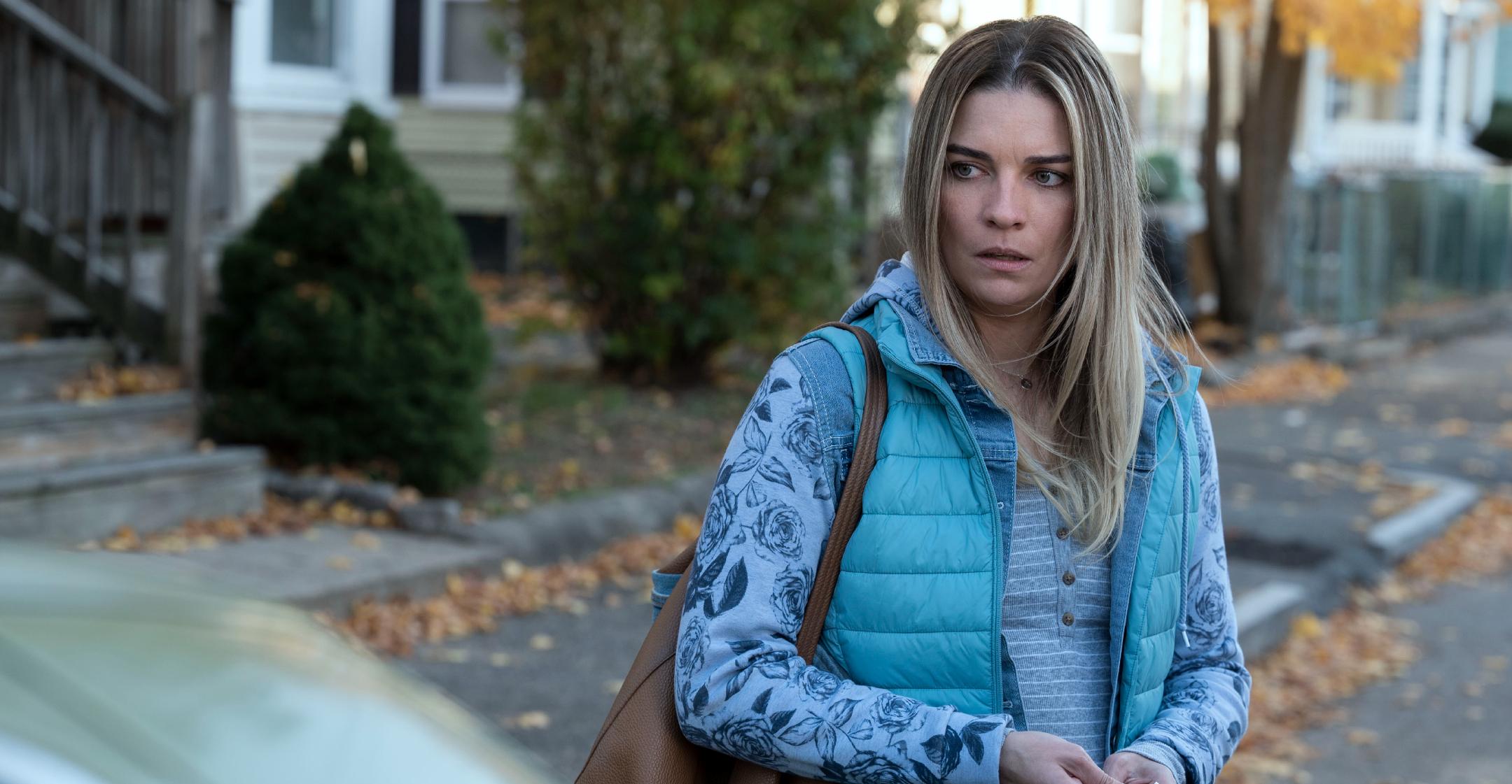 annie murphy took gritty role in kevin can f himself to prove she could do something different