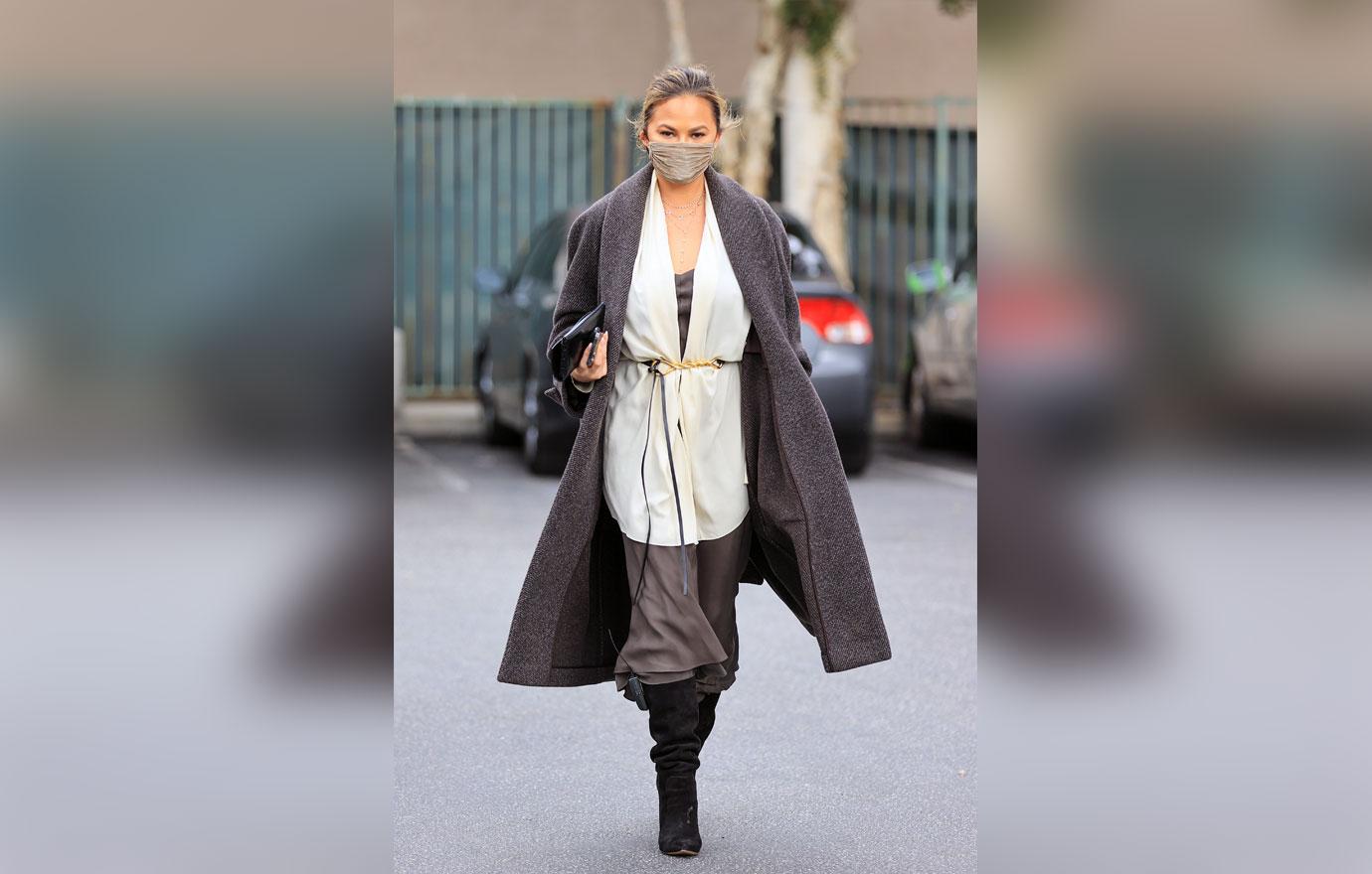 chrissy teigen stylish grocery run