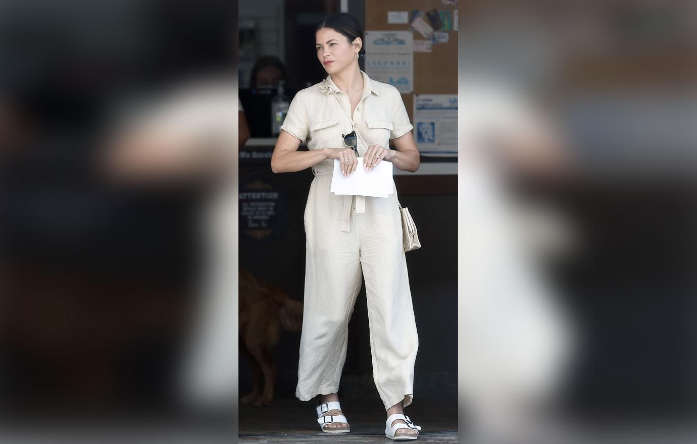 jenna dewan picking up pet supplies at petco