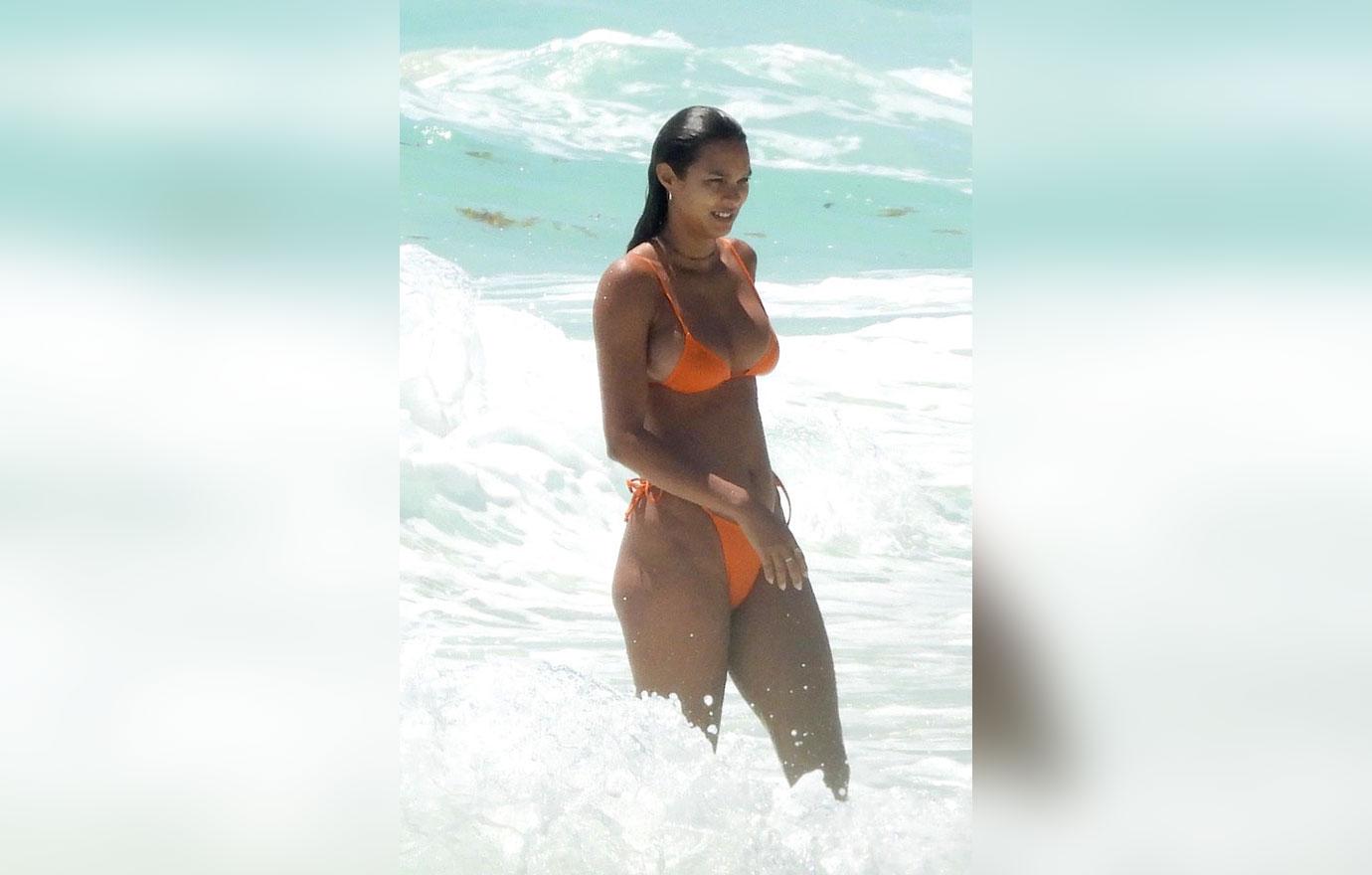 Model Lais Ribeiro Sports Bright Orange Bathing Suit In Mexico: Photos