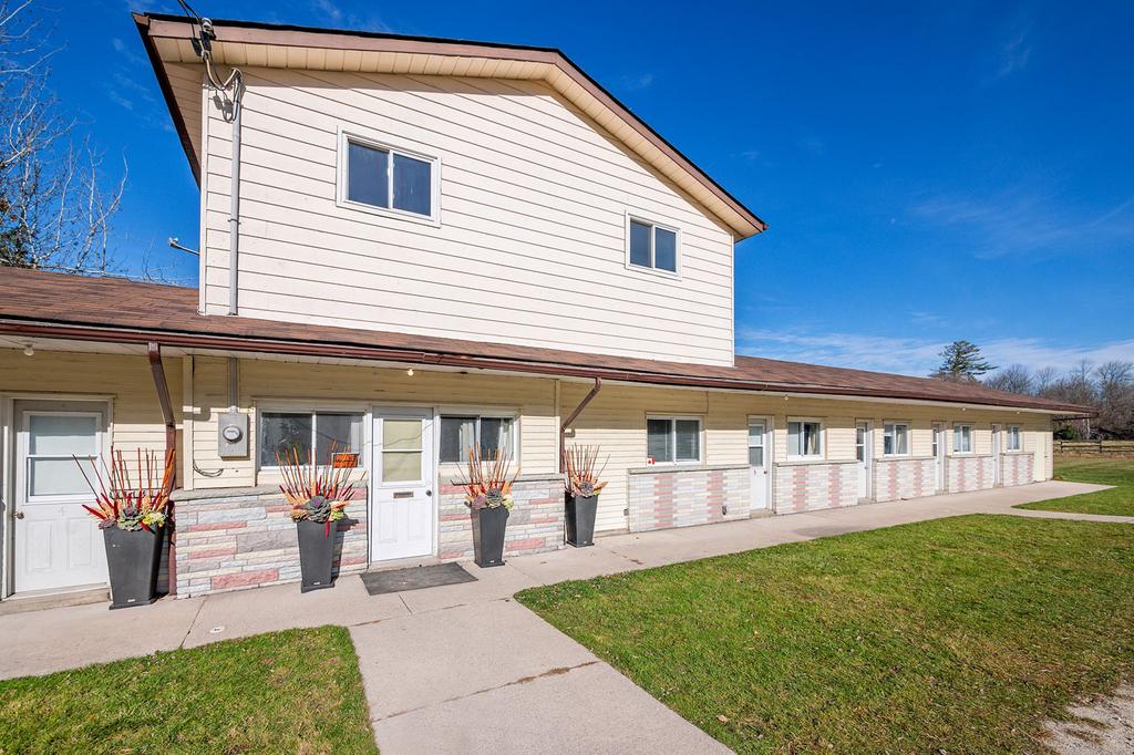 Rosebud Motel From 'Schitt's Creek' Is On Sale For 1.6 Million Photos