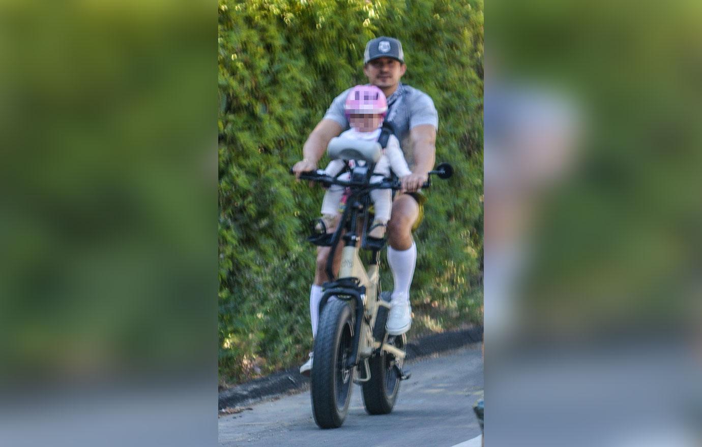 katy perry and orlando bloom go for bike ride wth baby daisy