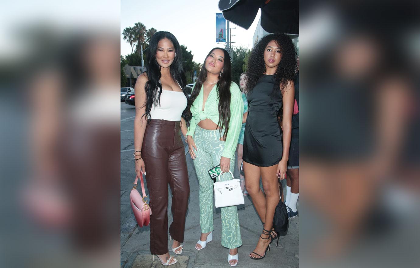 Kimora Lee Simmons And Her Two Daughters Make For A Fashionable Trio Photos 