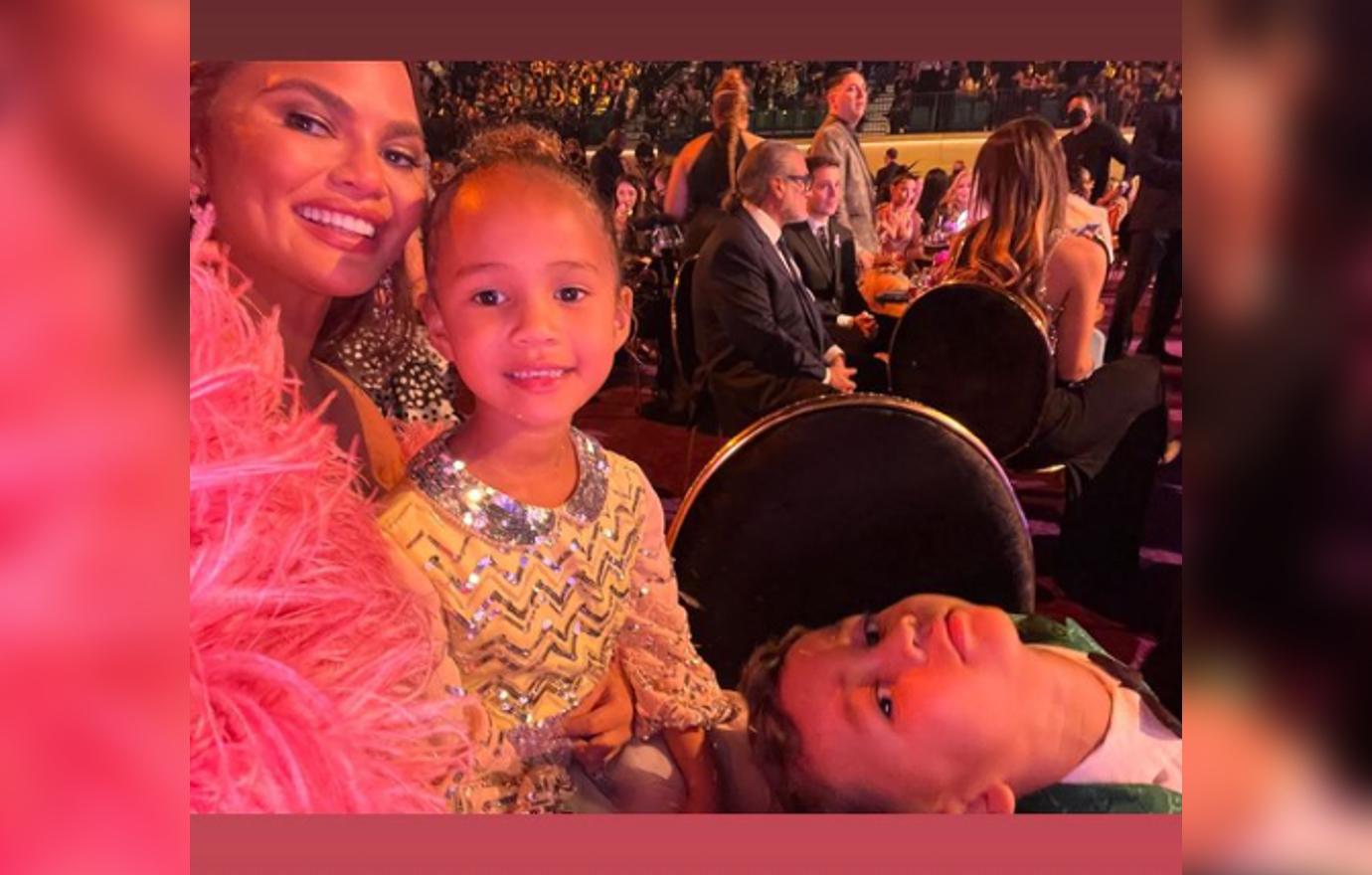 chrissy teigen brings kids grammys