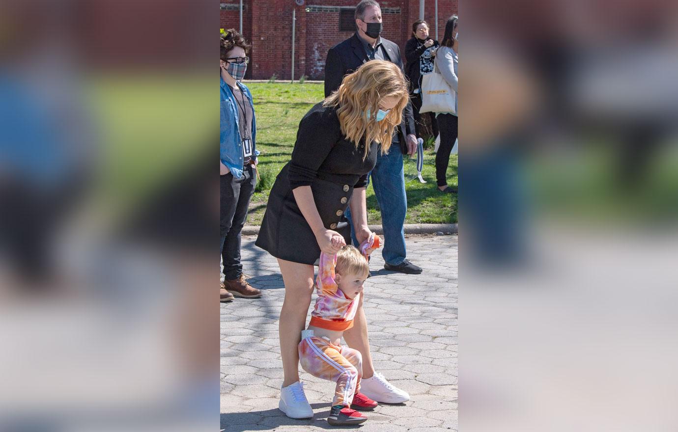 amy schumer and son gene at performance in astoria park