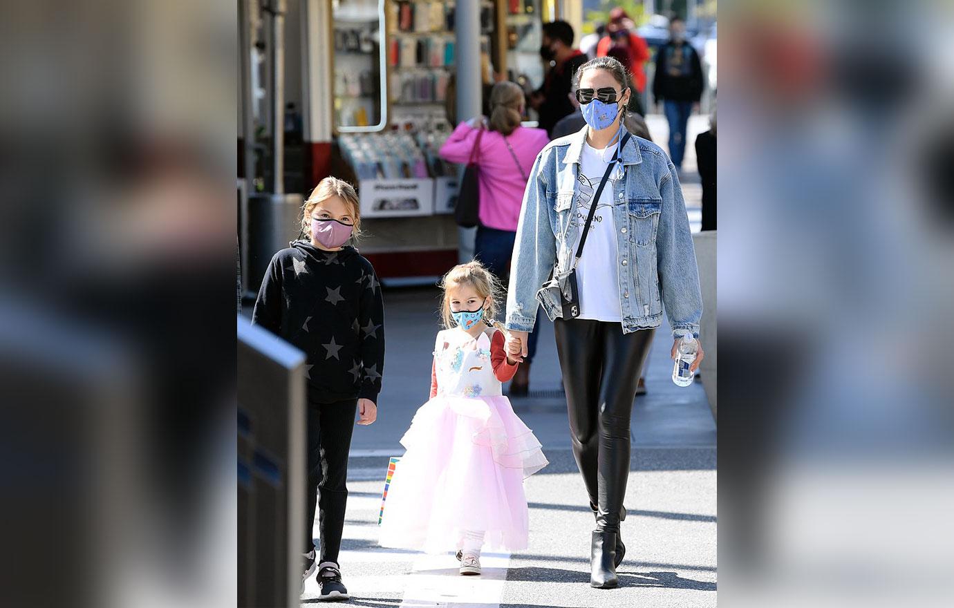 gal gadot shopping with daughters may and alma