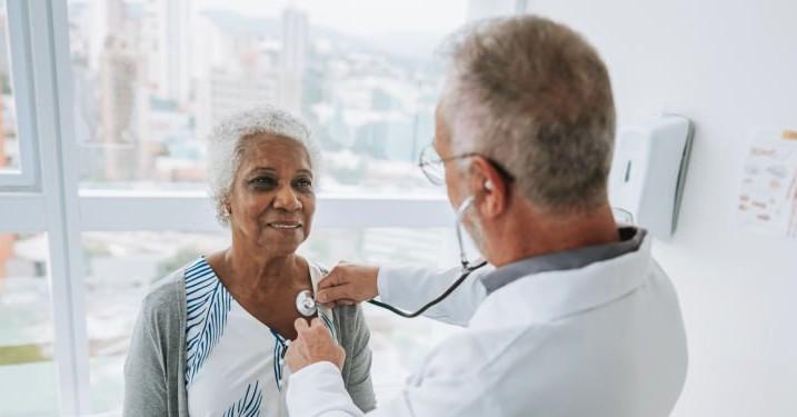 Photo of a patient and their doctor. 