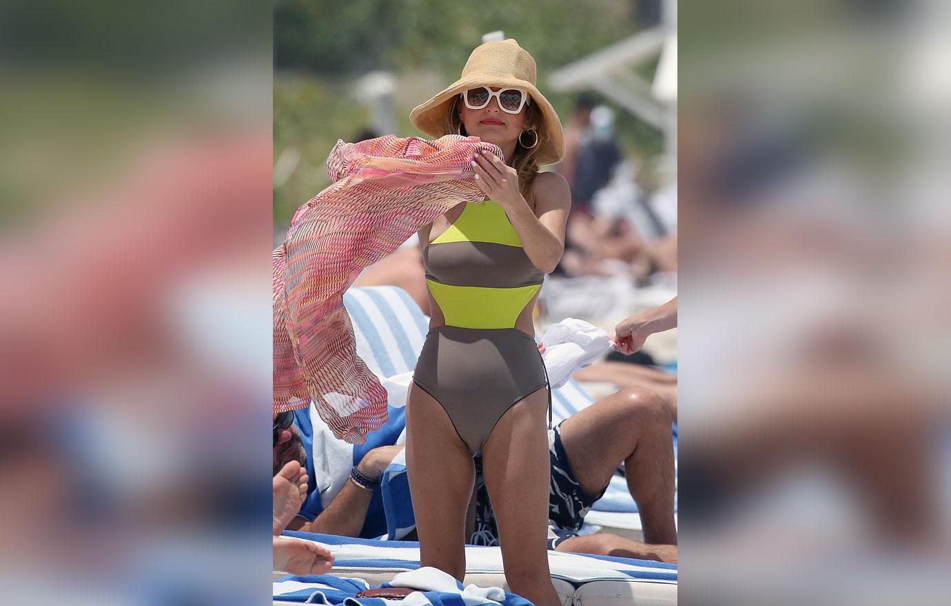 giada de laurentiis beach