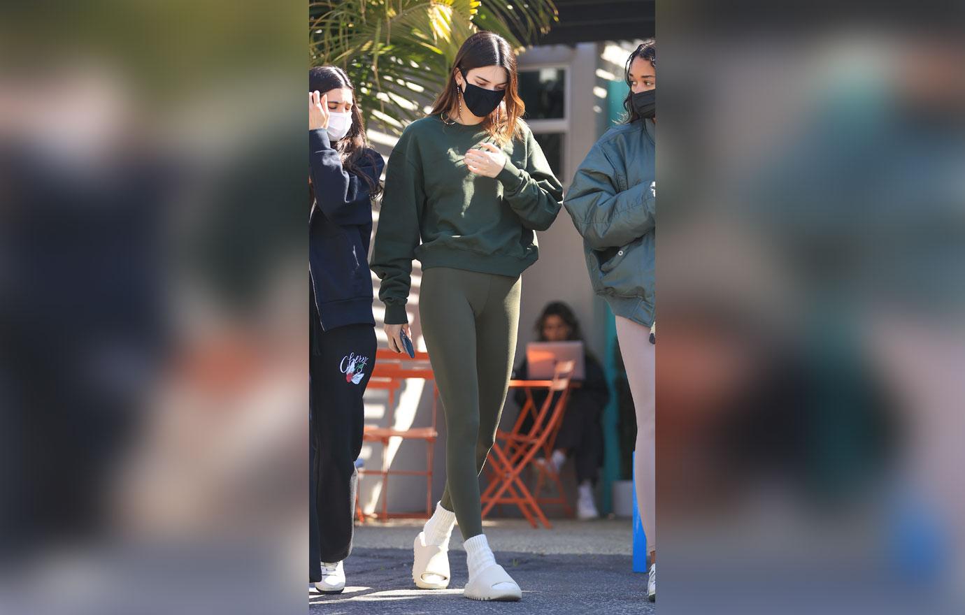 Kendall Jenner Wears Green Workout Outfit: Photos