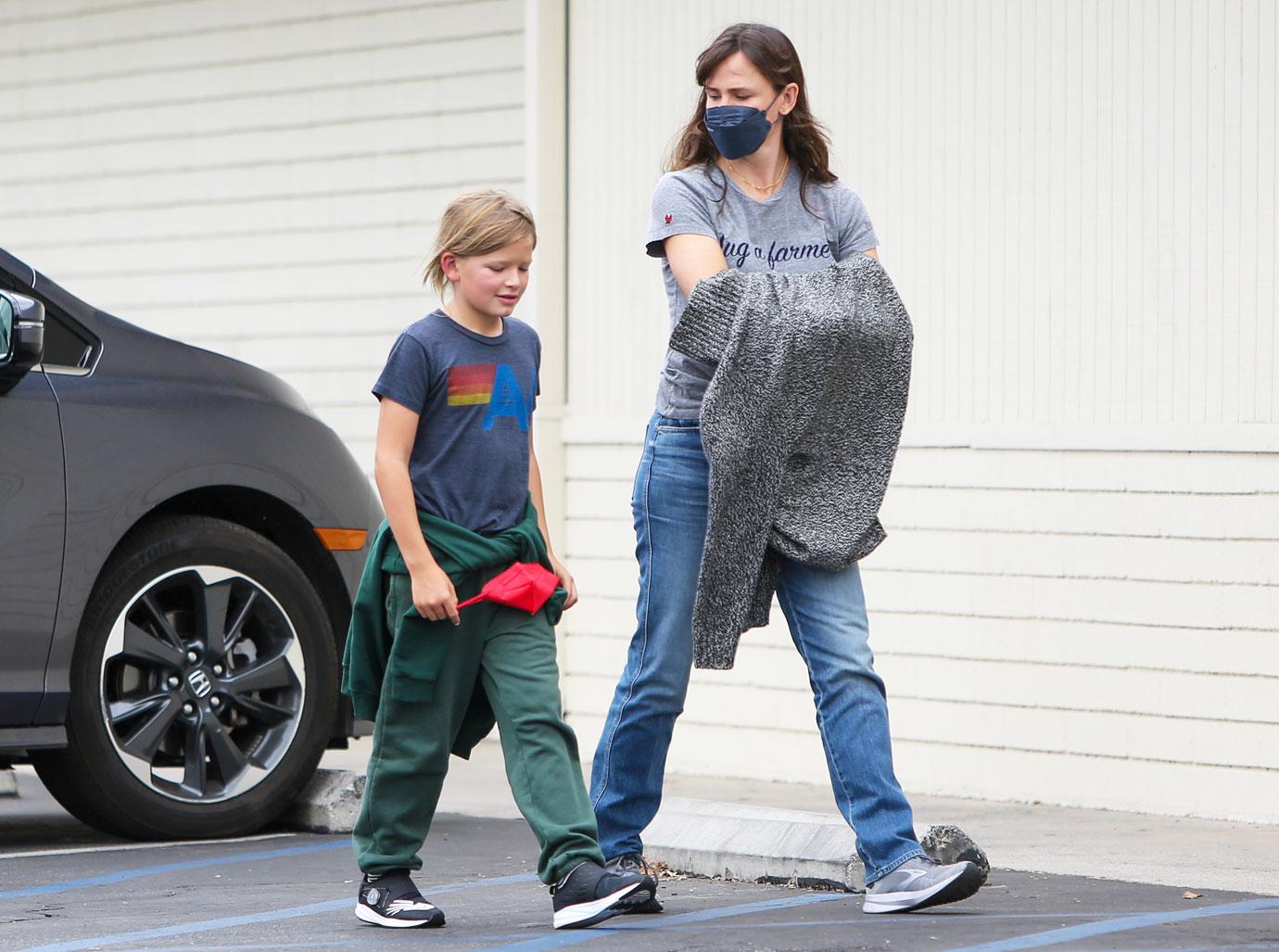 jennifer garner youngest son sam ice skate