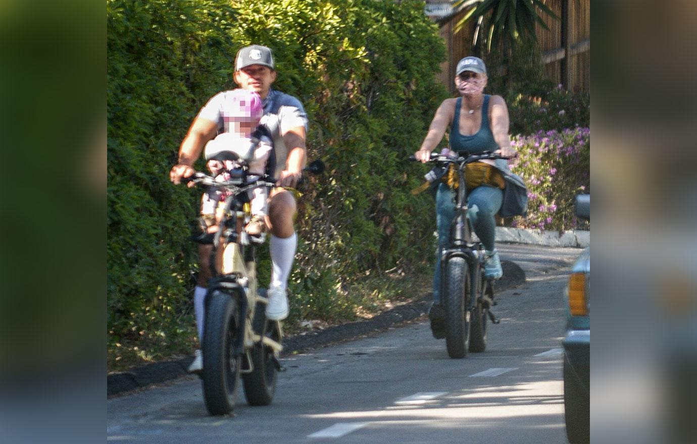 katy perry and orlando bloom go for bike ride wth baby daisy