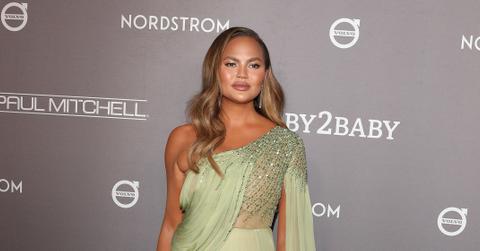 chrissy teigen displays scars endometriosis pf surgery