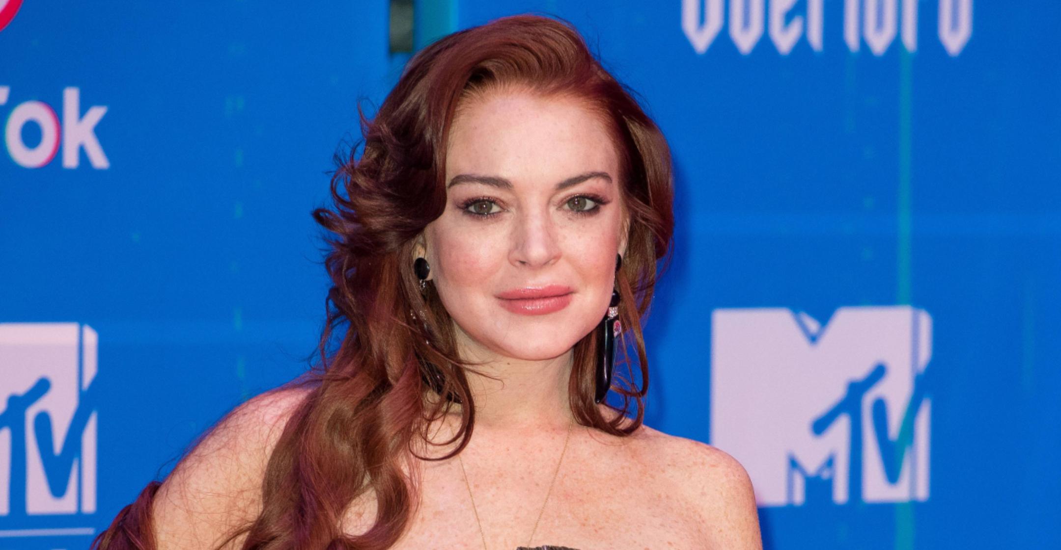 lindsay lohan return to acting with christmas rom com for netflix details