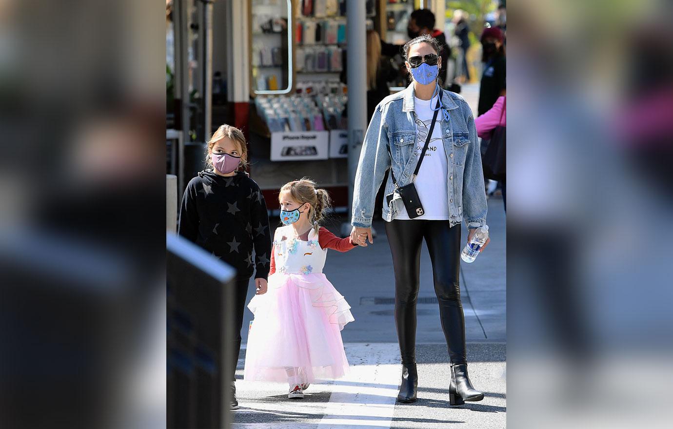 gal gadot shopping with daughters may and alma