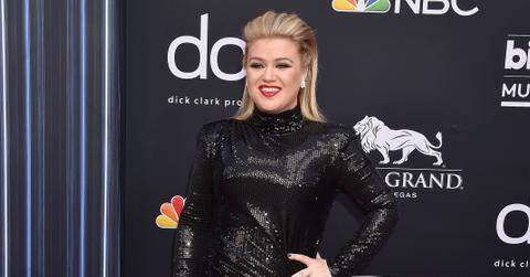 kelly clarksons new untraditional christmas album feel all the feelings