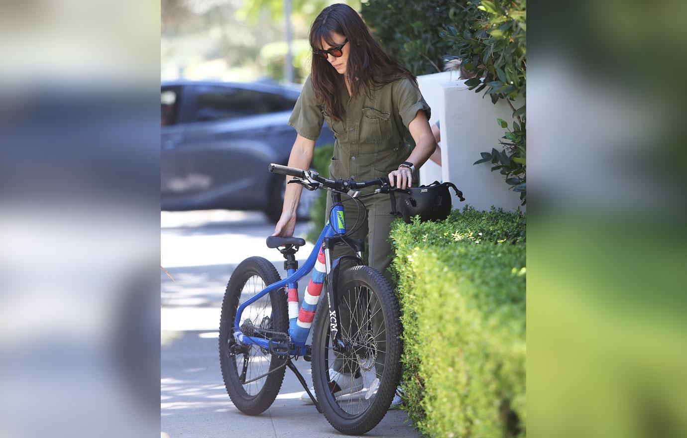 jennifer garner picks up samuel afflecks bike from the car in pacific palisades