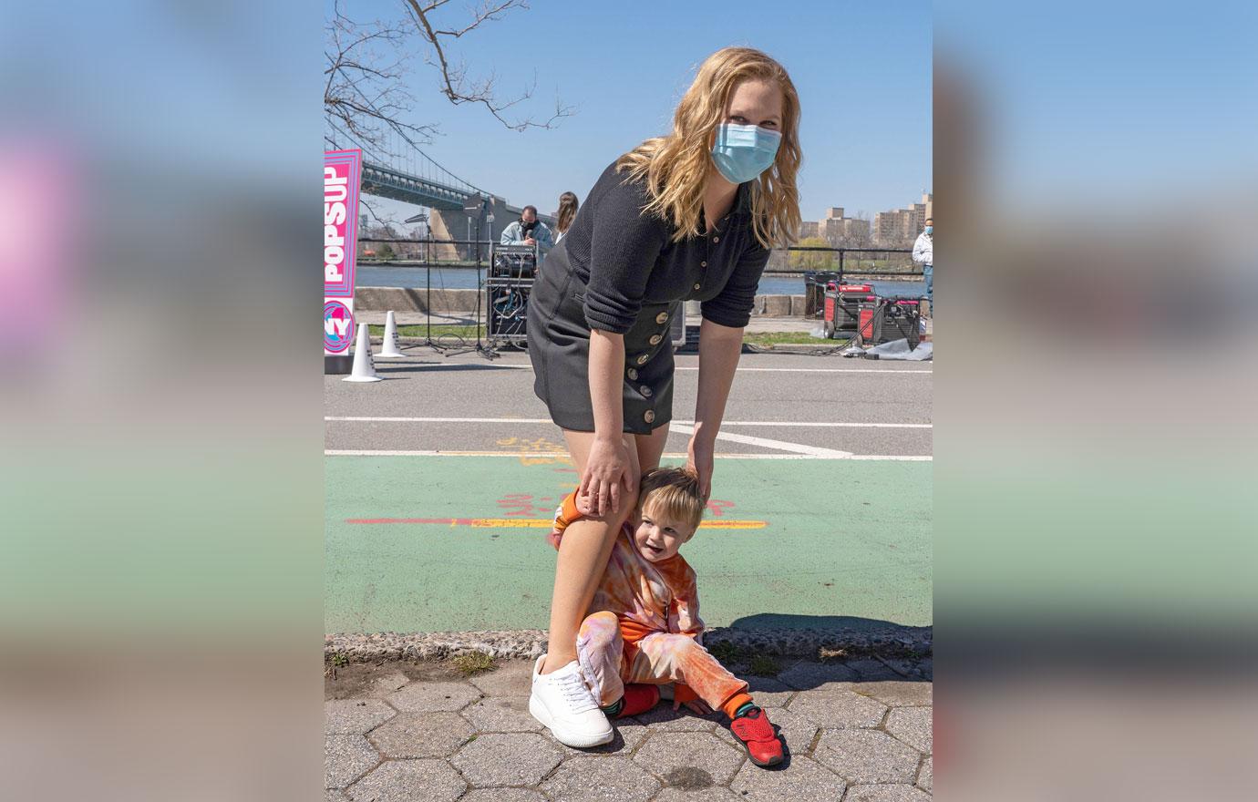 amy schumer and son gene at performance in astoria park