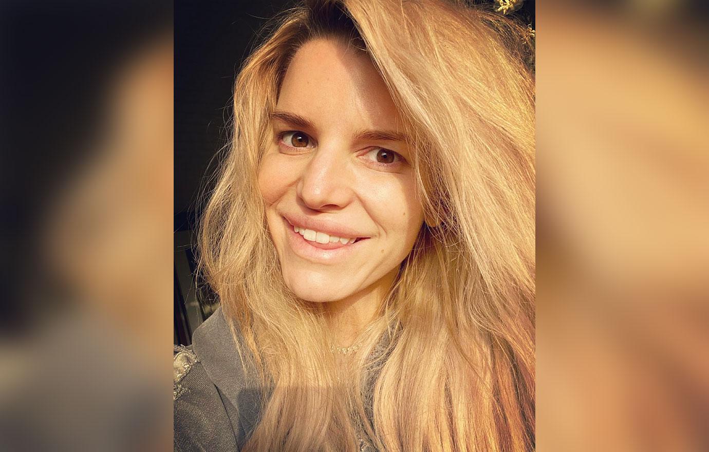 Jessica Simpson Shows Off Makeup Free Face In Smiley Selfies Photos