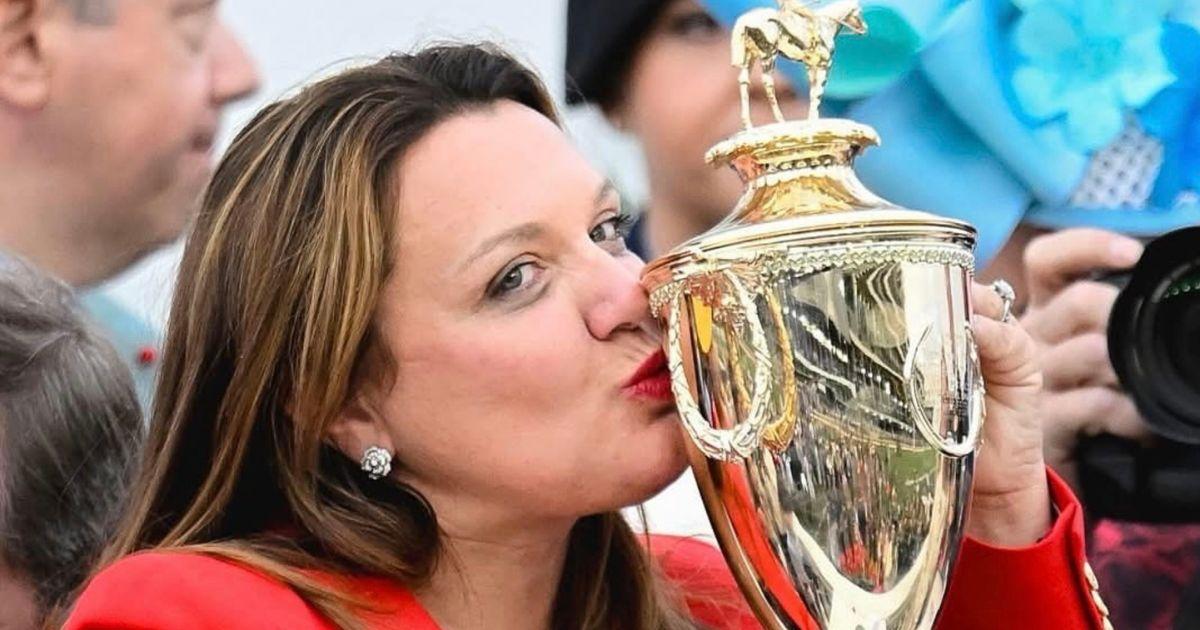 Cherie DeVaux kissing her Kentucky Derby prize