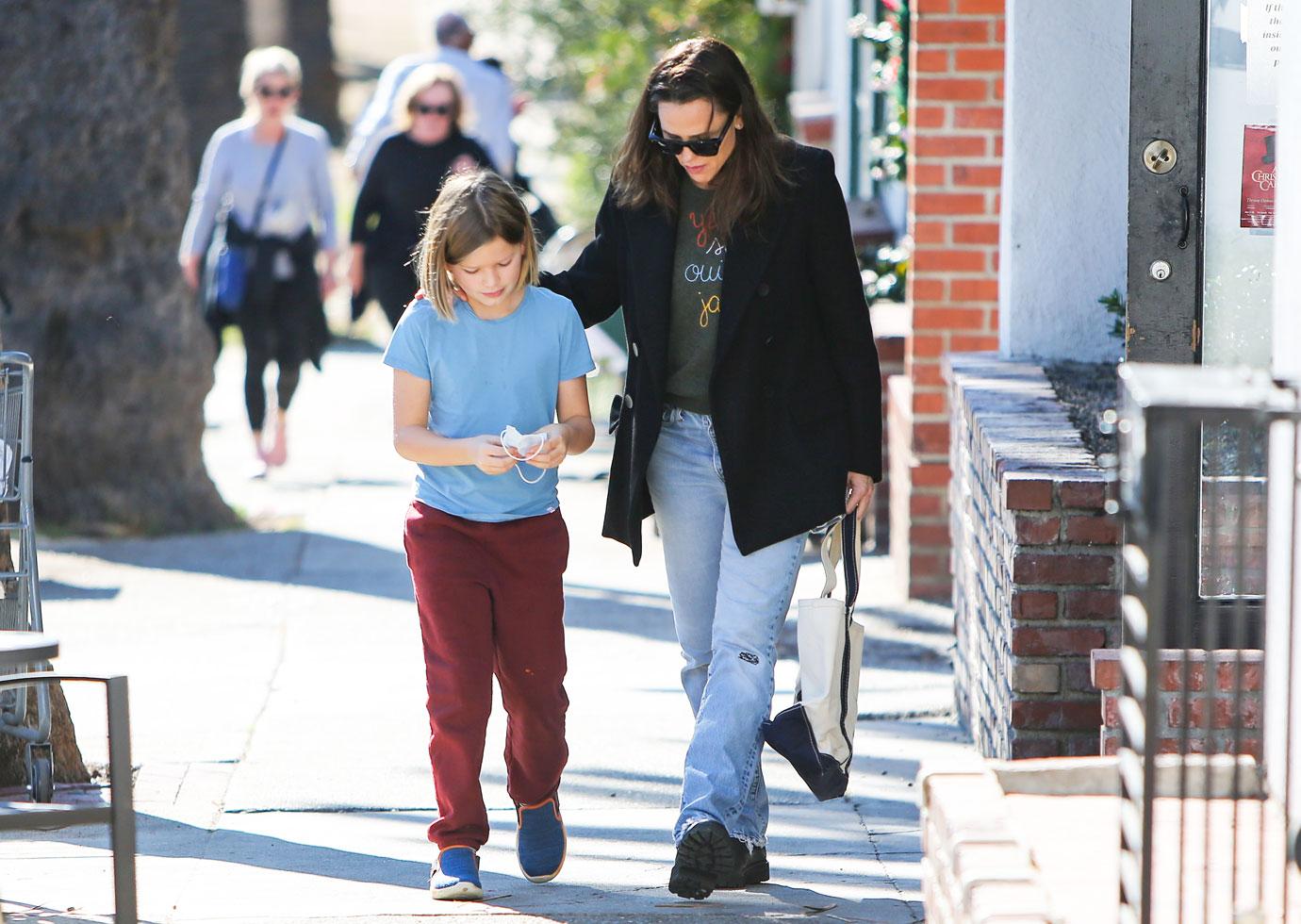 jennifer garner holds hands son samuel farmers market photos