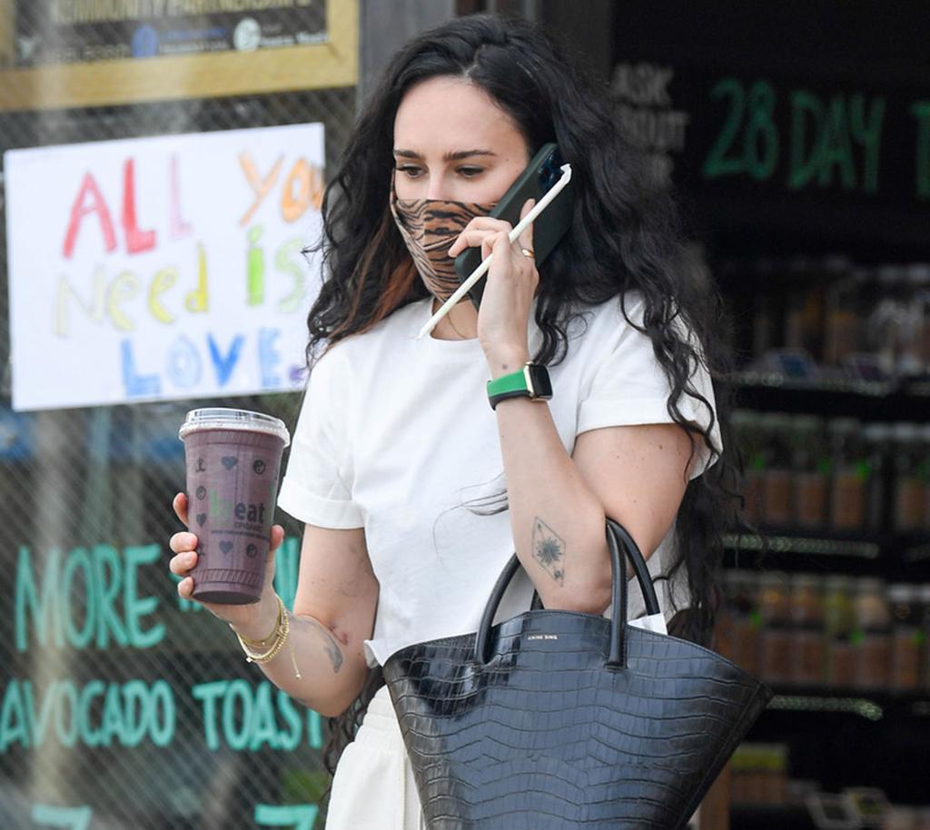 Rumer Willis Wears All-White Outfit While Grabbing Smoothie: Photos