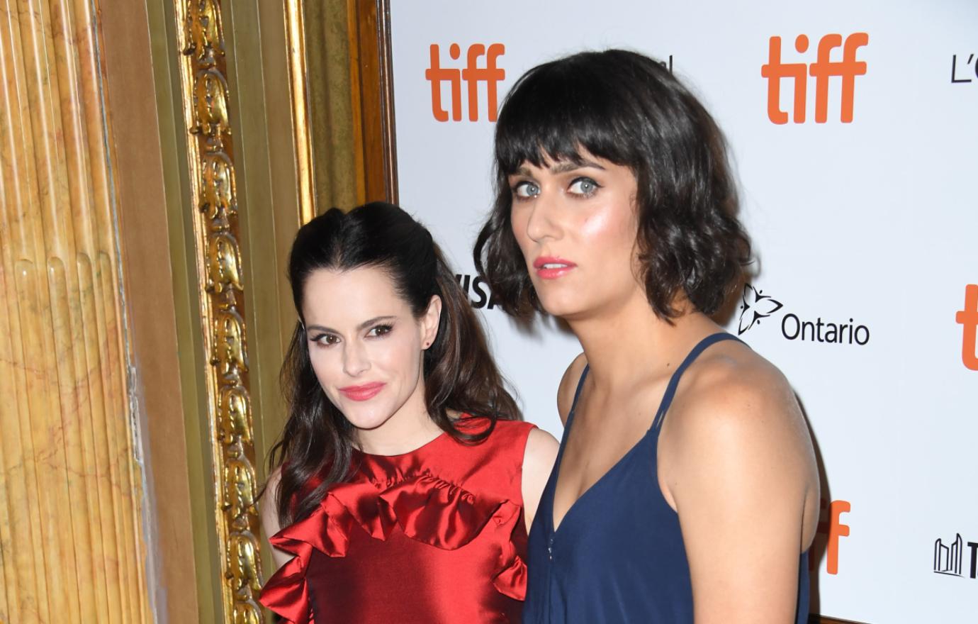 Schitt S Creek Star Emily Hampshire Says Therapy Helped Her Grow