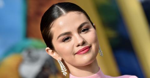 selena gomez debuts short bob haircut