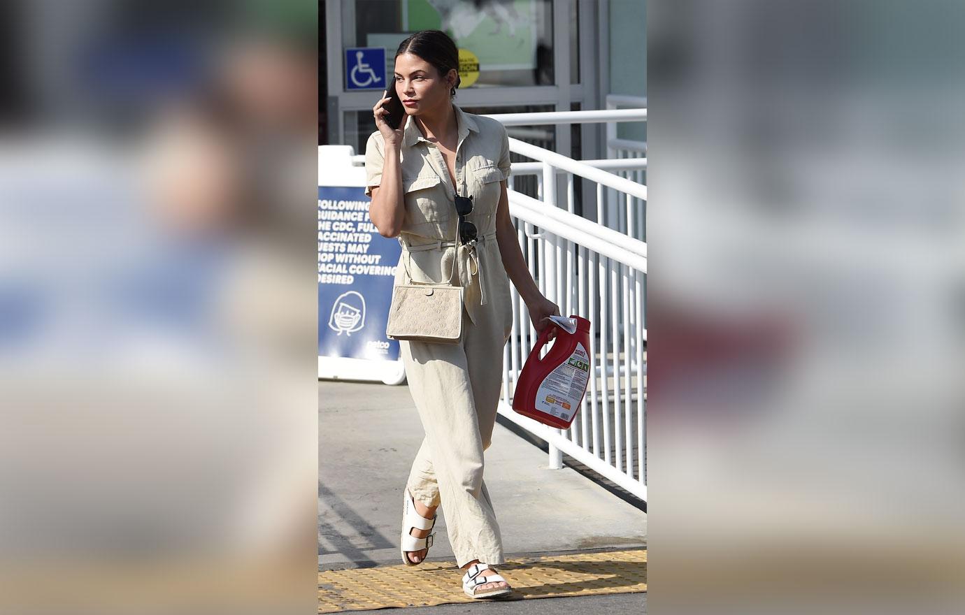 jenna dewan picking up pet supplies at petco