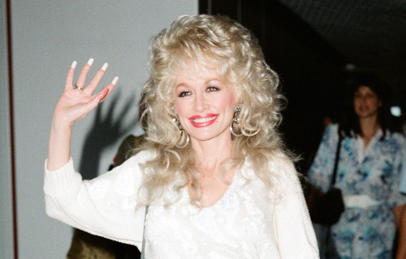 dolly parton breaks three guinness world records